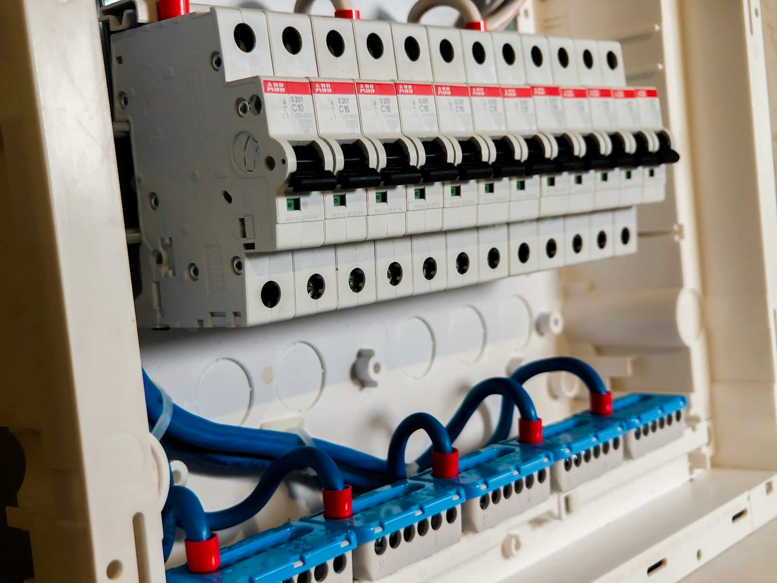 Magnetotérmicos con cableado peinado