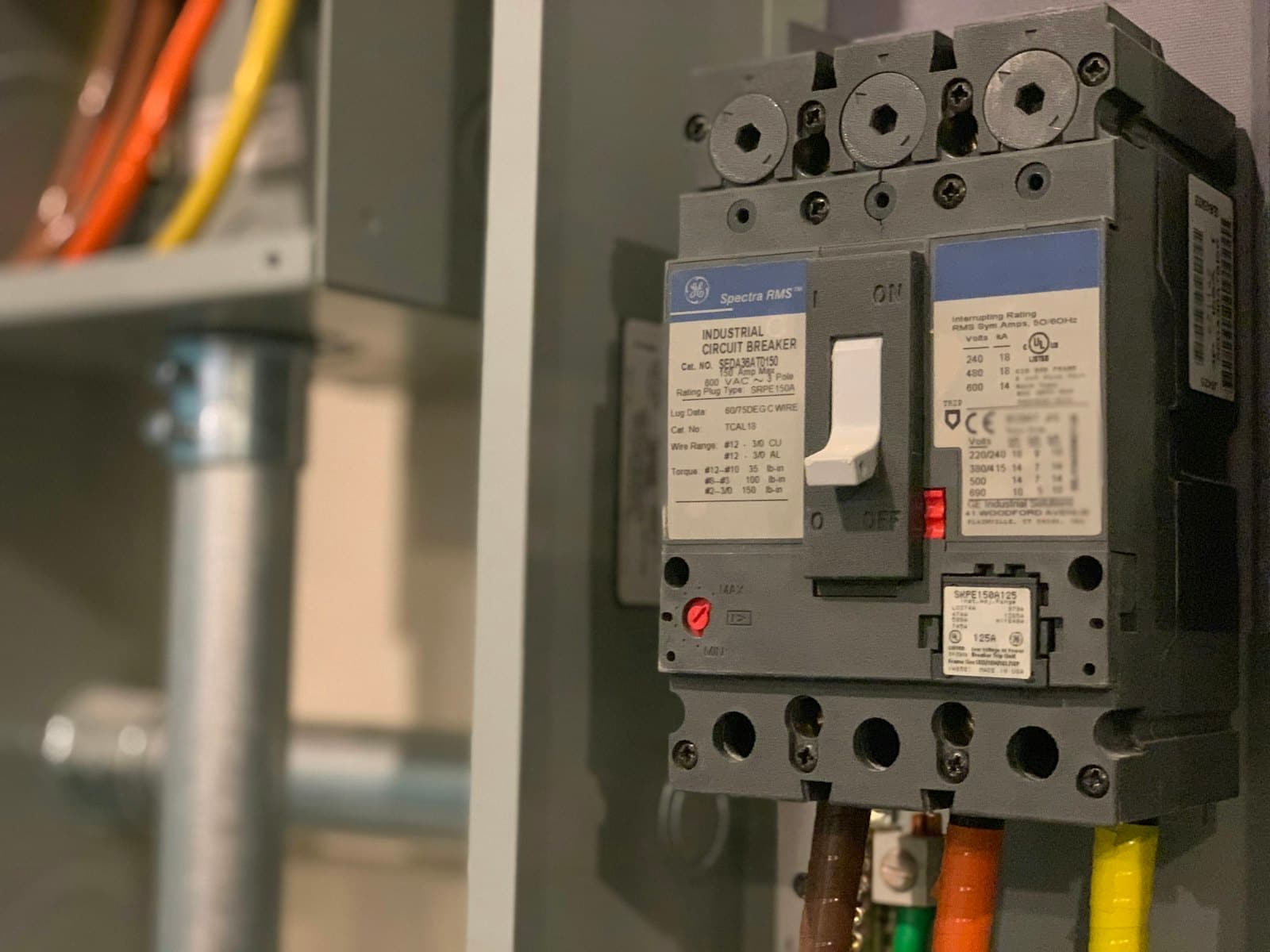 Interruptor automático en un armario eléctrico