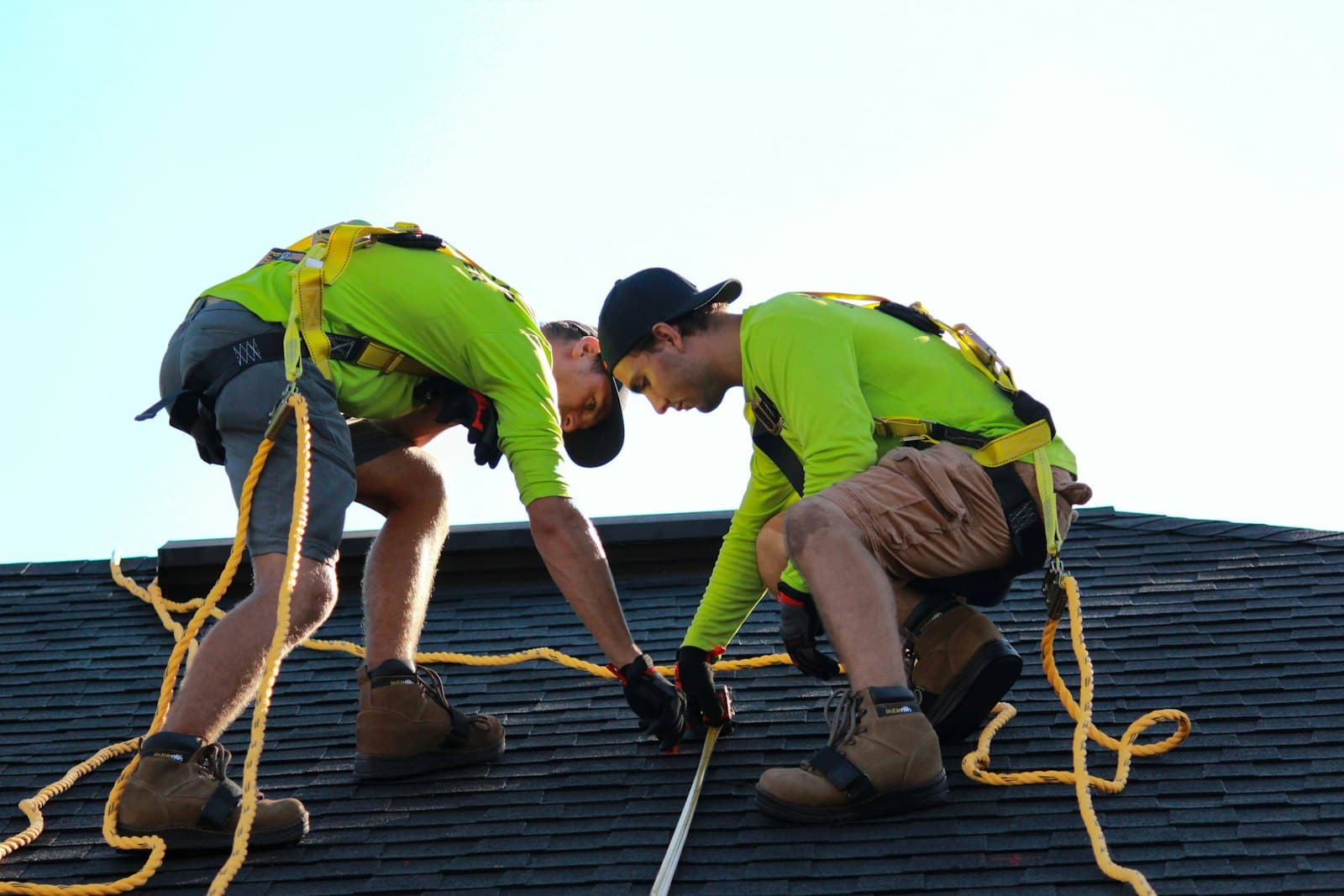 Dos instaladores trabajando sobre una cubierta